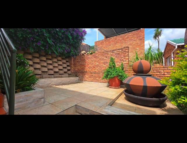 2 BEDROOM TOWNHOUSE FOR SALE IN HELDERKRUIN